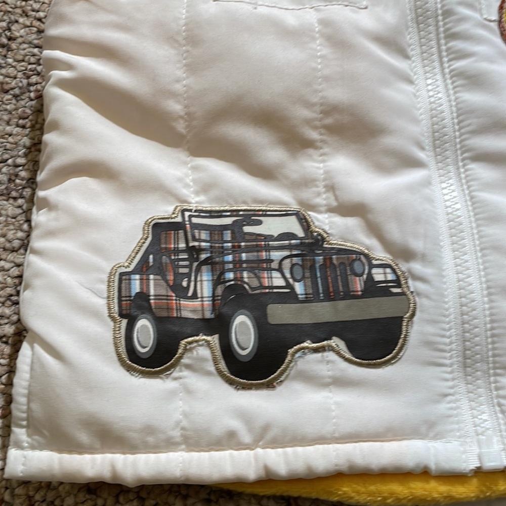 Arizona jeans Adventure vest with jeep in white - Picture 2 of 7